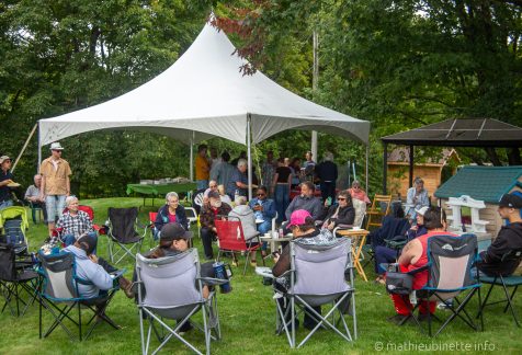 Bénévoles accueillants lors de l’épluchette 2025 à Sainte-Marcelline